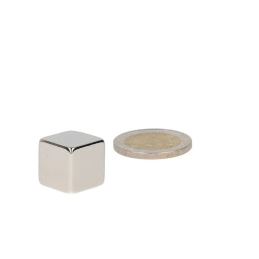 Zilverkleurige neodymium kubusmagneet van 15 mm naast munt voor schaal geschikt voor professionele projecten