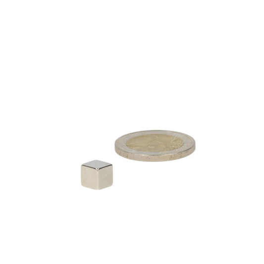 Neodymium kubusmagneet 7 mm met sterke magnetische kracht en gepolijste zilveren metalen afwerking