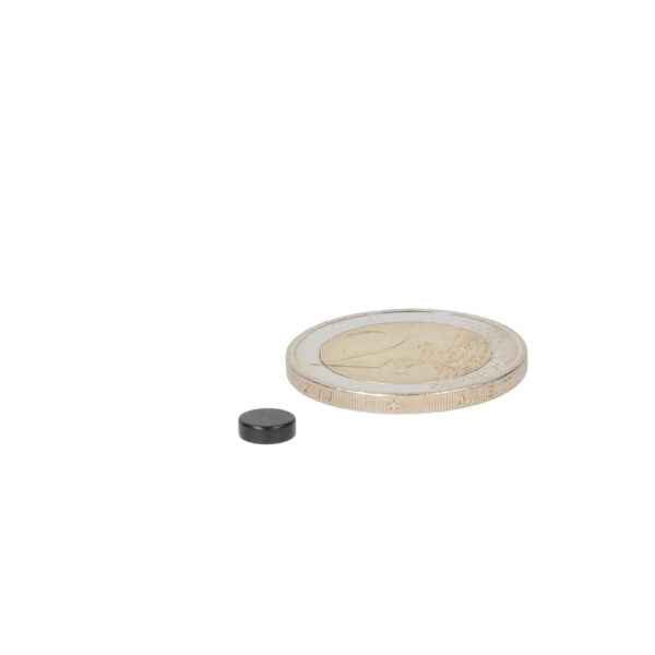 Neodymium schijfmagneet 6 x 2 mm zwart met epoxy coating een sterke neodymium magneet