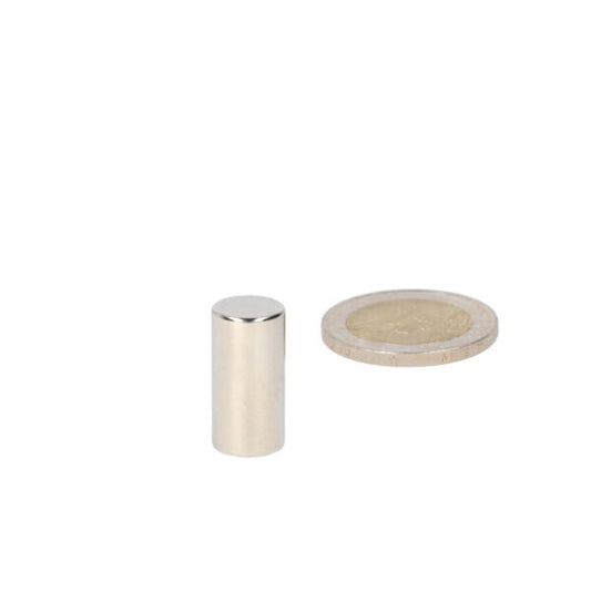 Zilverkleurige neodymium staafmagneet 10x20 mm n48 naast munt voor schaal van krachtige magneten voor veelzijdig gebruik