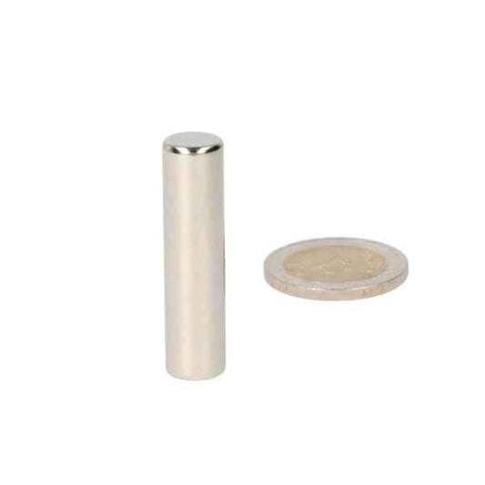 Zilverkleurige neodymium staafmagneet 10x40 mm n48 naast munt voor schaal met krachtige magnetische oplossing voor sluitingen