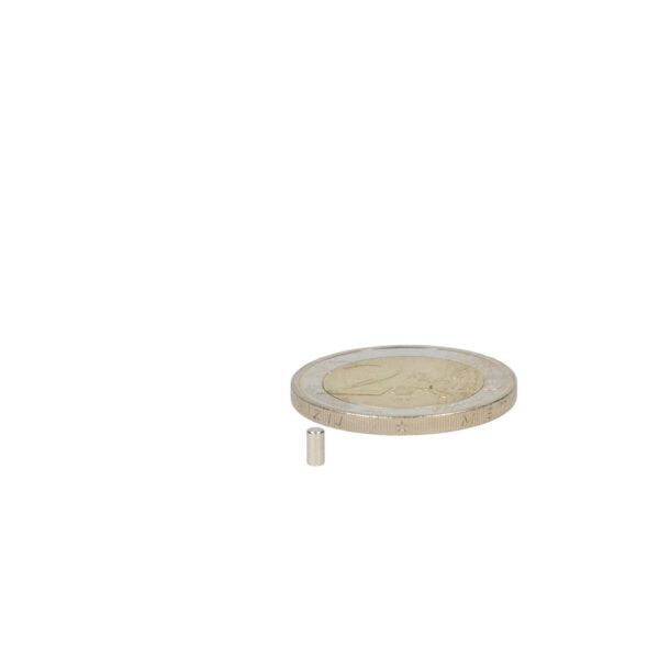 Neodymium staafmagneet 2×4 mm n50 compacte magneet met zilverkleurige metalen afwerking naast 2-euro munt voor schaal
