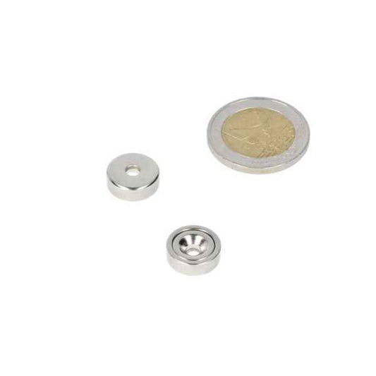 Zilverkleurige neodymium potmagneet 13 x 4,5 mm met boor-verzinkgat naast euro munt voor magnetische kracht schaal