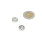 Zilverkleurige neodymium potmagneet 13 x 4,5 mm met boor-verzinkgat naast euro munt voor magnetische kracht schaal