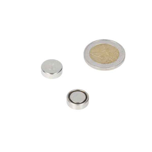 Silverkleurige potmagneet 13 x 4,5 mm met krachtige magneten voor sterke magnetische bevestiging naast euro munt voor schaal