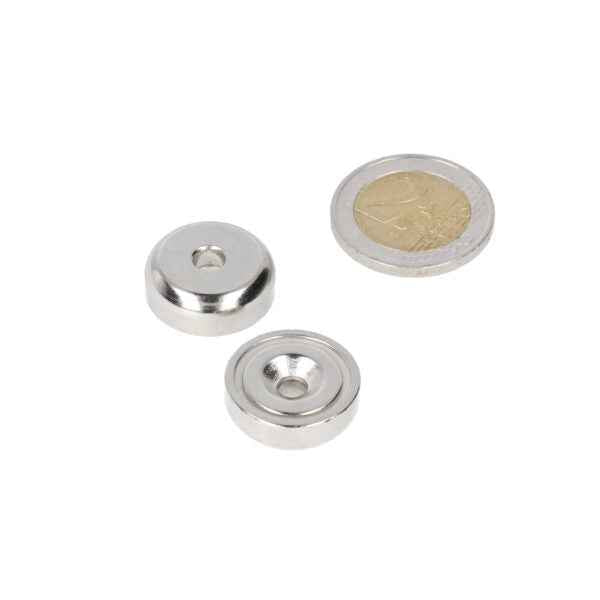 Twee zilverkleurige neodymium potmagneten met boor- verzinkgat en verschillende maten van 20 x 6 mm