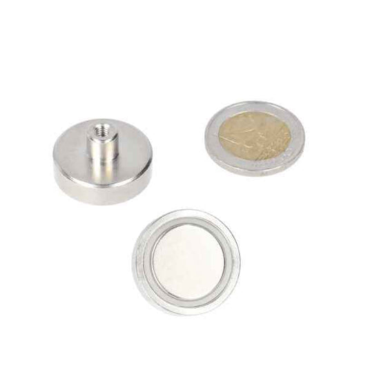 Zilverkleurige krachtige magnetische potmagneet 25 x 7 mm van neodymium met m4 draadbus en glad oppervlak naast euro munt voor schaal