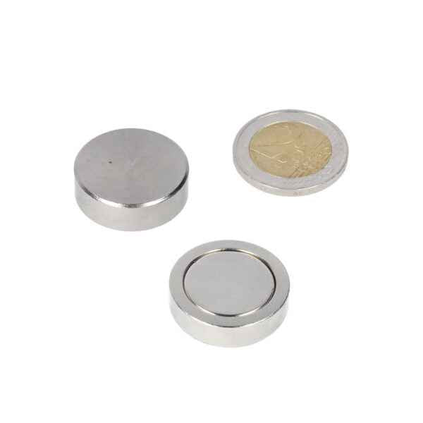 Twee zilverkleurige krachtige potmagneten van neodymium met verschillende maten naast een euro voor schaalmaat