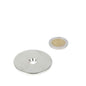 Zilverkleurige ring van staal met boor- verzinkgat 48 x 11 x 5,5 x 3 mm naast munt voor diverse toepassingen