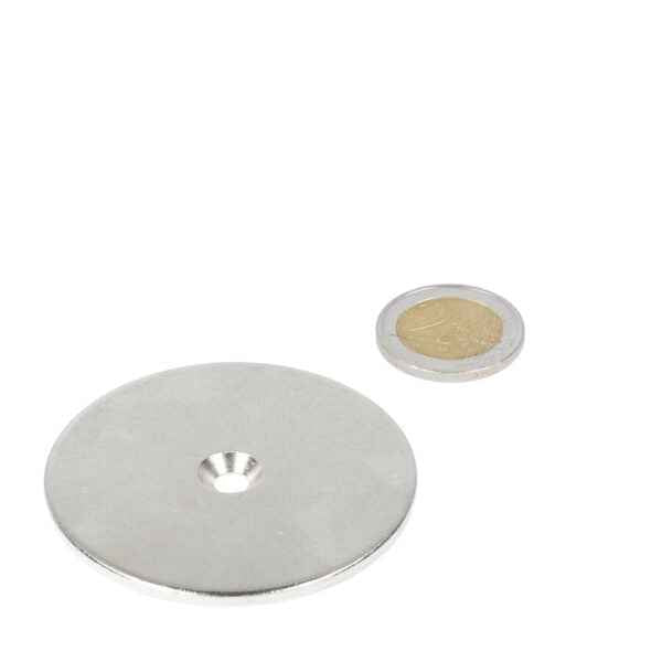 Zilverkleurige stalen ring 60 x 3 x 5,5 x 11 mm met boor- verzinkgat naast munt voor schaal, staal -let