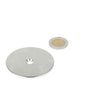 Zilverkleurige stalen ring 60 x 3 x 5,5 x 11 mm met boor- verzinkgat naast munt voor schaal, staal -let