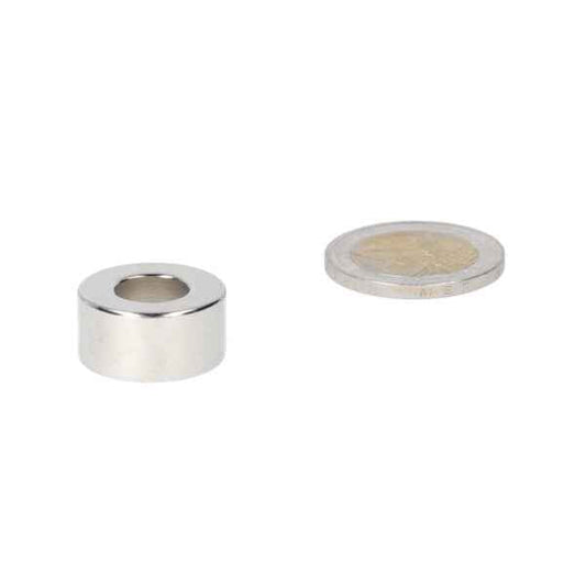 Silveren krachtige magnetische ringmagneet 20 x 10 x 10 mm met centrale opening naast munt voor schaalvergleich