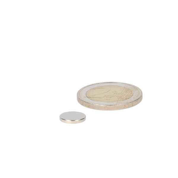 Kleine zilveren schijfmagneet van neodymium met een krachtige neodymium magneet en een glad metalen oppervlak