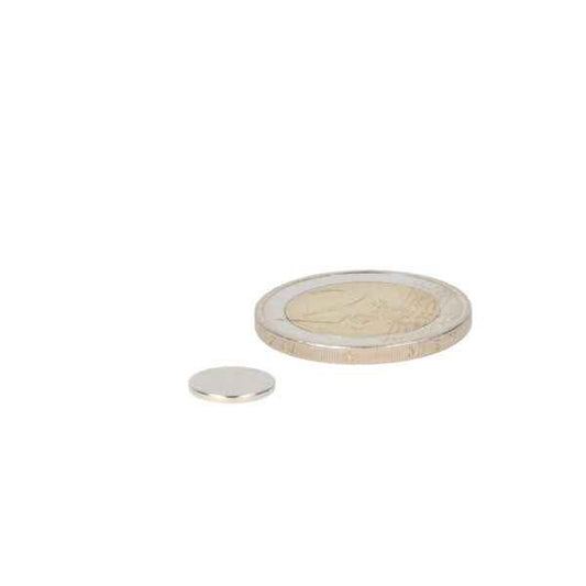 Krachtige neodymium magneet schijfmagneet 10 x 1 mm met glad zilverkleurig metalen oppervlak en vlakke ronde vorm