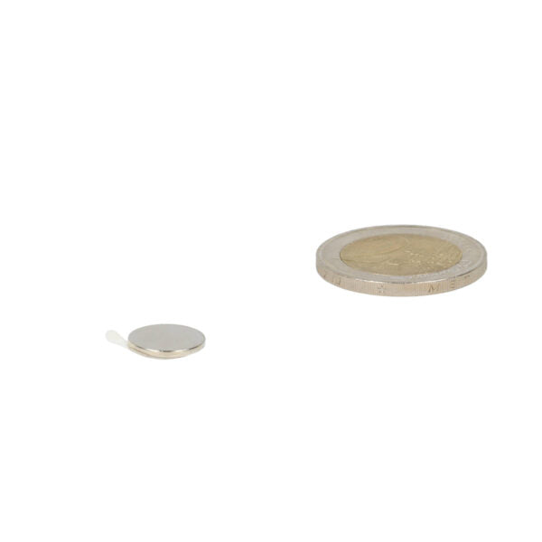 Zilverkleurige schijfmagneet 11 x 1 mm van neodymium met sterke hechting, kleiner dan een euro muntstuk
