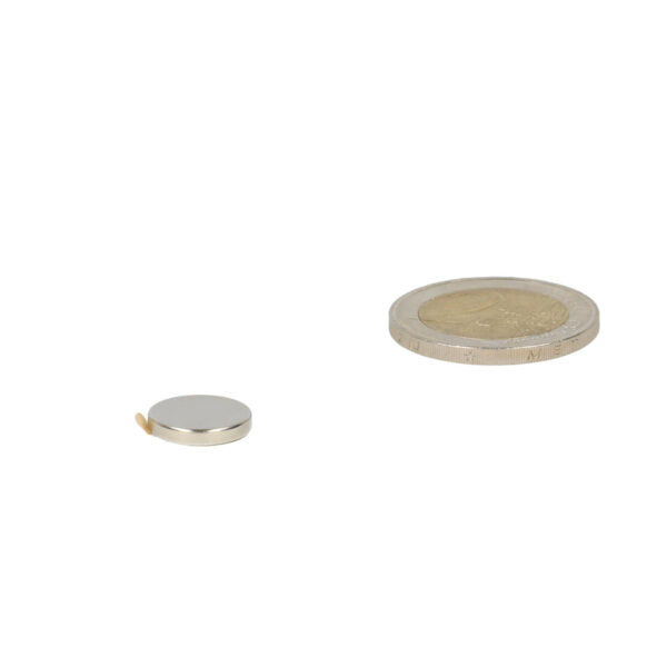 Zilverkleurige schijfmagneet 12x2 mm zelfklevende krachtige neodymium magneet naast euromunt voor formaatvergelijking