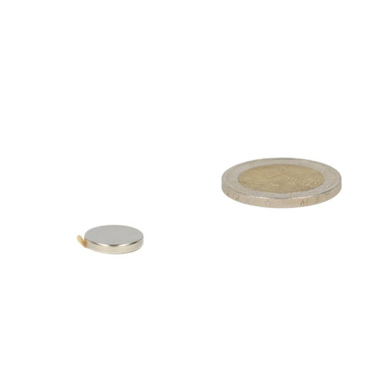 Zilverkleurige schijfmagneet 12x2 mm zelfklevende krachtige neodymium magneet naast euromunt voor formaatvergelijking