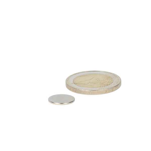 Schijfmagneet 12 x 1 mm neodymium zilver met hoge magnetische kracht naast euromunt voor professioneel gebruik