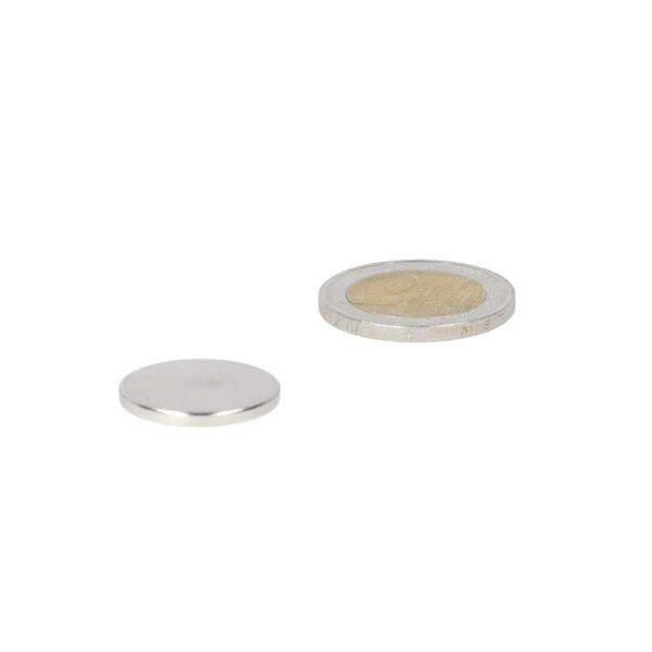 Zilverkleurige schijfmagneet 20 x 2 mm van krachtige neodymium magneet met een gladde reflecterende oppervlakte voor verschillende toepassingen en educatieve doeleinden
