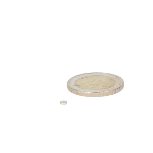 Kleine zilveren schijfmagneet van 3 x 1 mm met een glad metalen oppervlak geschikt voor magneten toepassingen