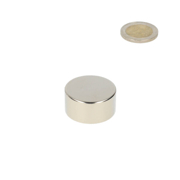 Een glanzende, metalen schijfmagneet van neodymium met 30 x 15 mm geschikt voor diverse projecten