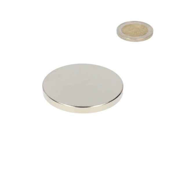 Zilveren cirkelvormige neodymium magneet schijfmagneet 50 x 5 mm met een glad gepolijste metalen oppervlakte