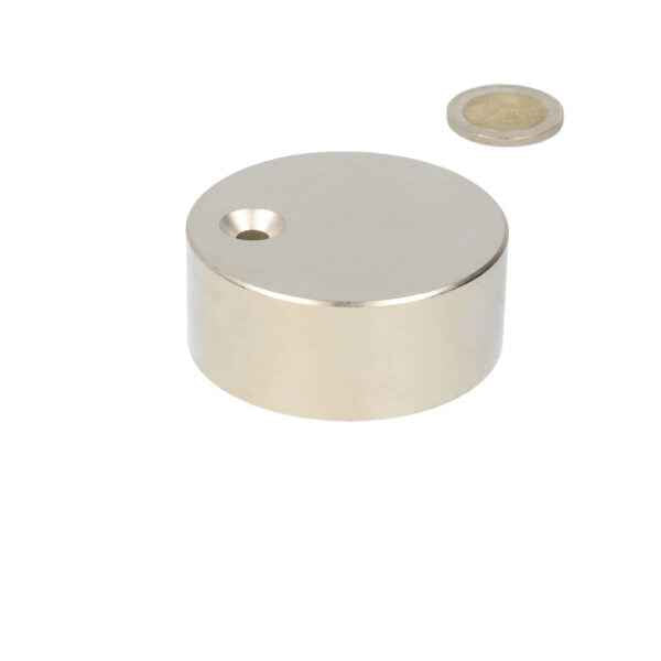 Een neodymium magneet schijf van 60 x 25 mm met verzonken gat en een gepolijste metalen afwerking voor verschillende toepassingen