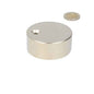 Een neodymium magneet schijf van 60 x 25 mm met verzonken gat en een gepolijste metalen afwerking voor verschillende toepassingen