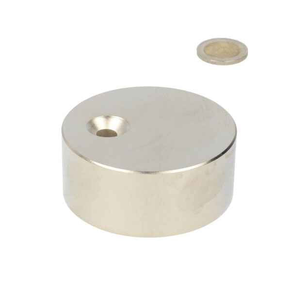 Zilverkleurige neodymium magneet schijf met verzonken gat en bijpassende cirkelvormige kap voor breed scala toepassingen