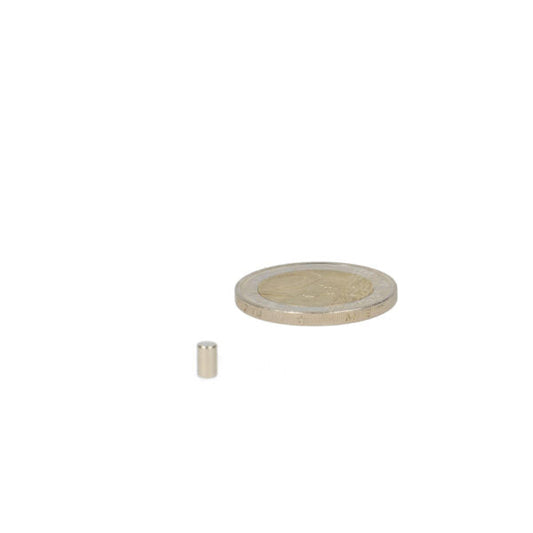 Zilverkleurige staafmagneet 3 x 5 mm van neodymium naast euromunt voor schaal, ideaal voor diverse toepassingen magneten