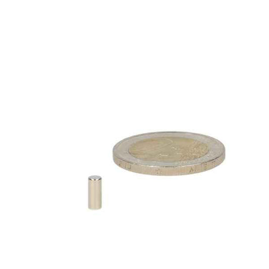 Zilveren hoogwaardige neodymium magneet staafmagneet 3 x 7 mm naast een euro munt ter schaal