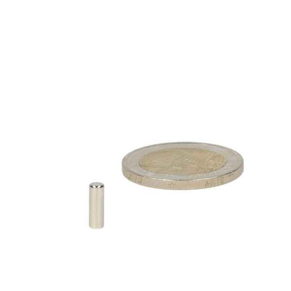 Silver cilindrische hoogwaardige neodymium magneet 3 x 9 mm naast euromunt voor schaal
