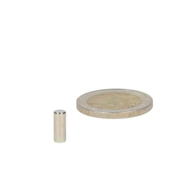 Zilverkleurige hoogwaardige neodymium magneet staafmagneet 4 x 10 mm naast euromunt voor schaalvergelijking
