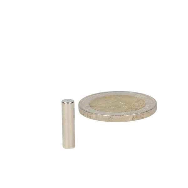 Silver cilindervormige hoogwaardige neodymium magneet 4 x 15 mm naast euro munt voor schaal comparison