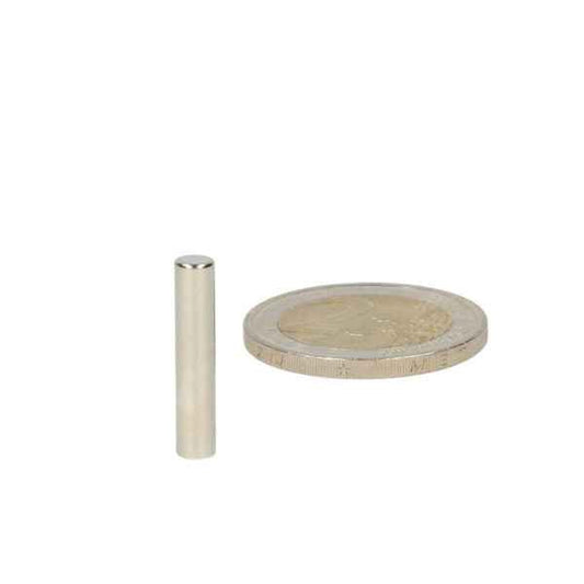 Zilverkleurige hoogwaardige neodymium magneet staafmagneet 4 x 20 mm naast een euro munt voor schaal