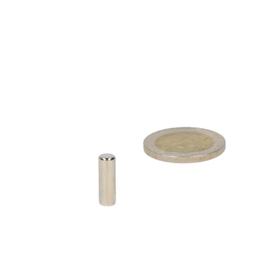 Zilverkleurige hoogwaardige neodymium magneet staafmagneet 5 x 15 mm naast een euro munt voor schaal