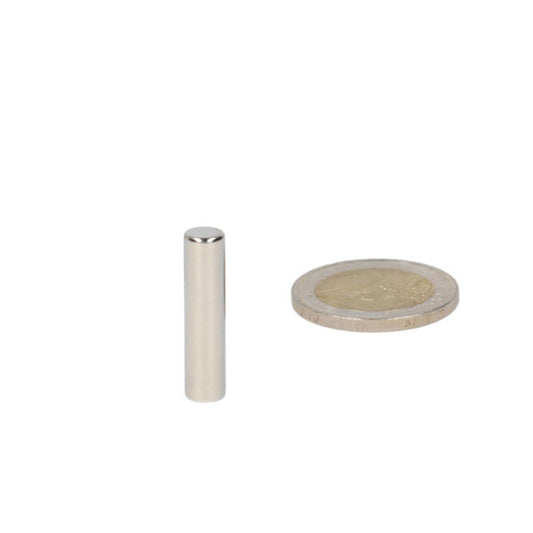Zilverkleurige hoogwaardige neodymium magneet staafmagneet 6 x 25 mm naast euromunt voor schaal