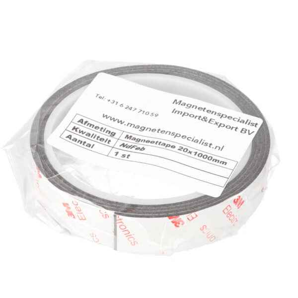 Zelfklevende neodymium magneetband 20x1000mm zwart met witte 3m label verpakt voor krachtige bevestiging